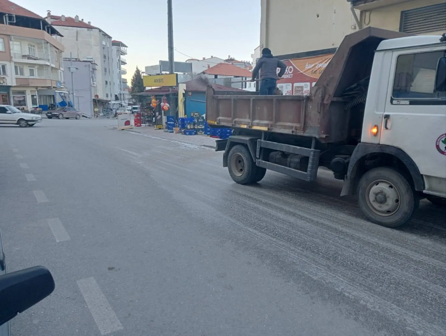 İlçemizde Buzlanmaya Karşı Tuzlama Çalışmaları Başlatıldı!